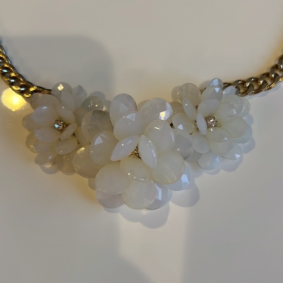 Statement necklace chunky chain and white beaded resin flowers - Picture 2 of 2